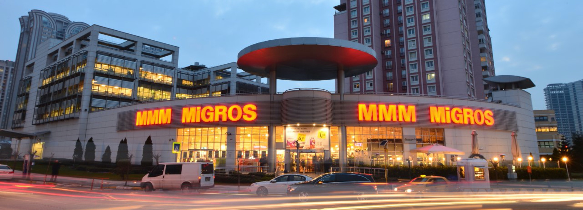 Akşam saatlerinde MMM Migros mağazası dış görünümü